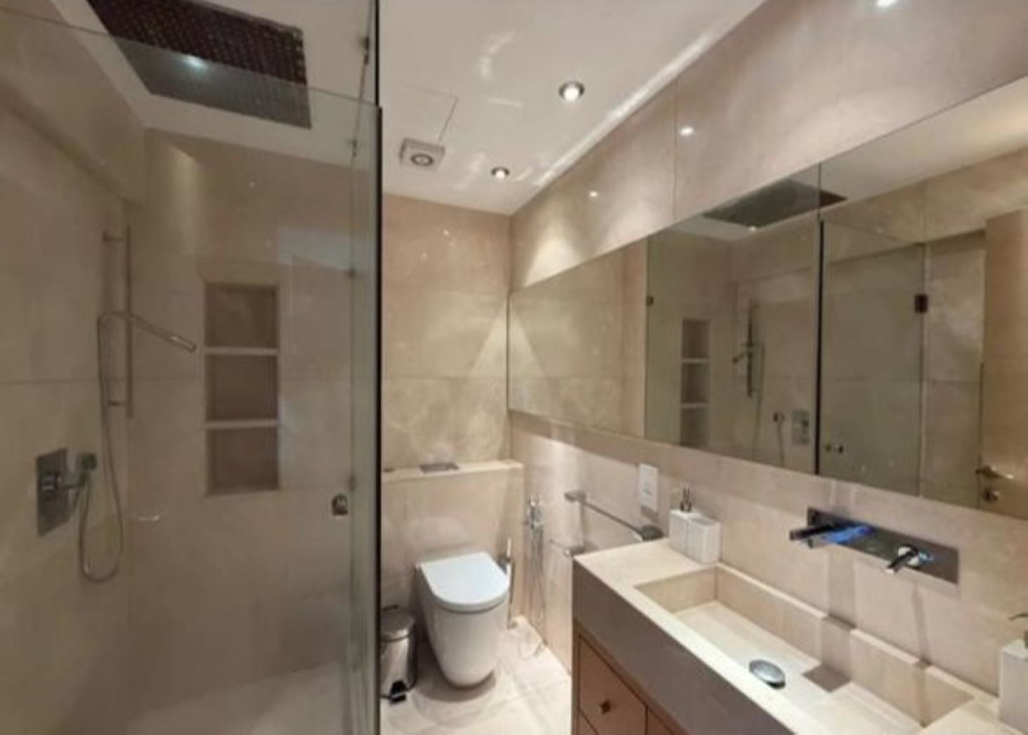 LIMASSOLO FLAT MR FILIPPIDES. 11