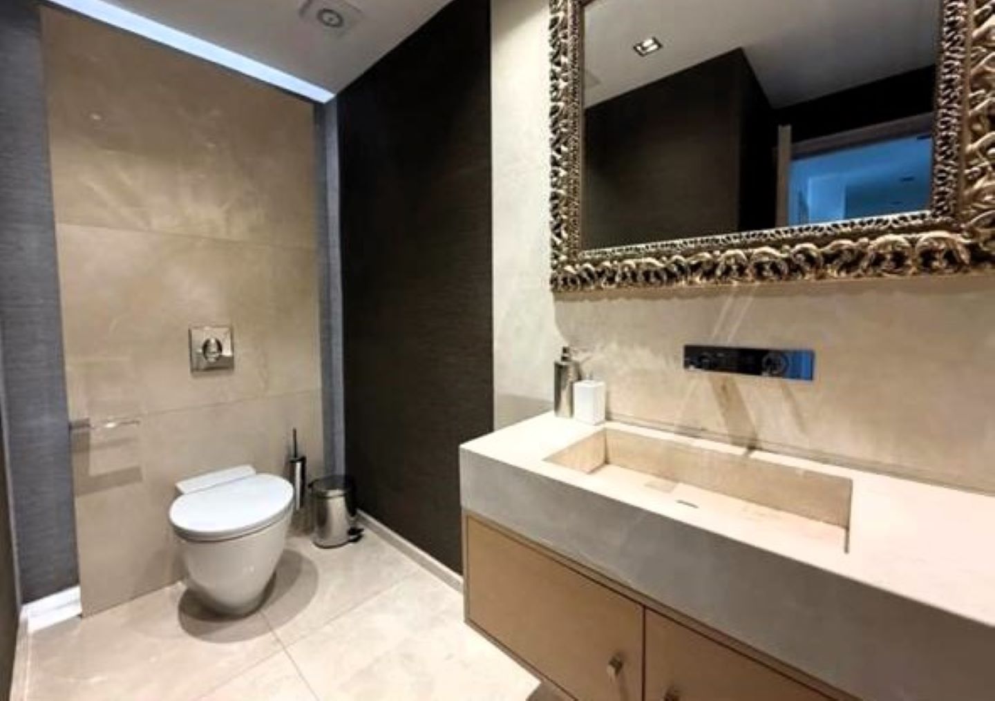 LIMASSOLO FLAT MR FILIPPIDES. 8