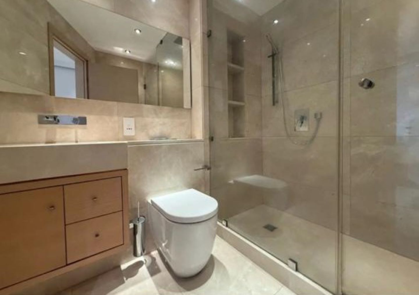 LIMASSOLO FLAT MR FILIPPIDES. 9